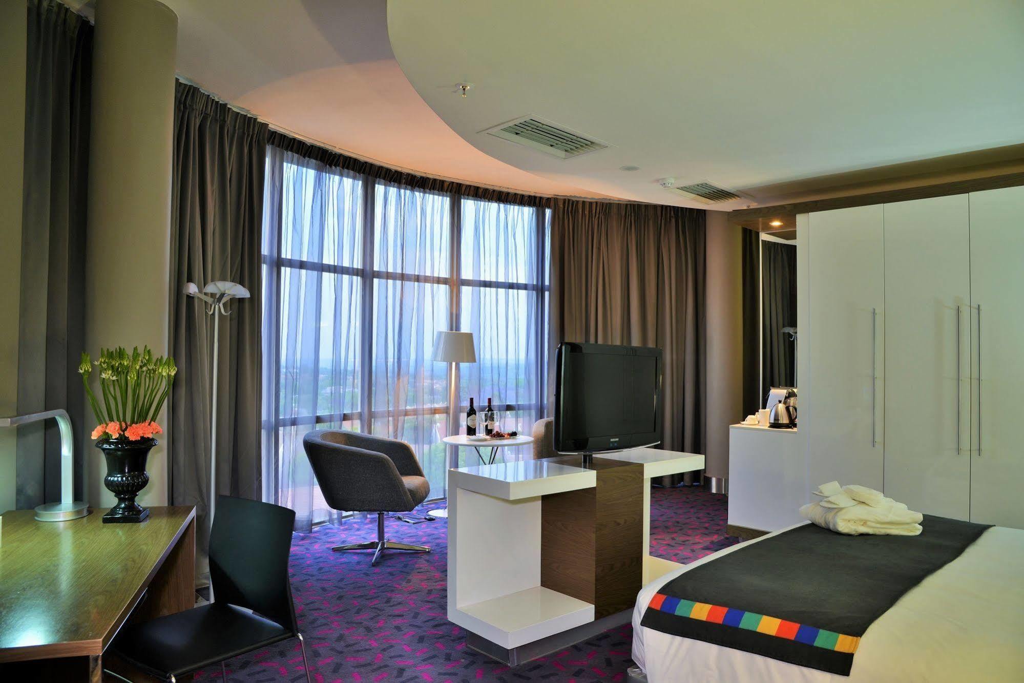 Park Inn Sandton Johannesburg Esterno foto